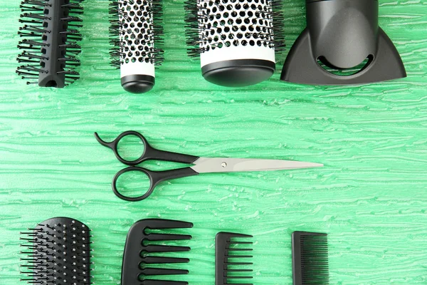 Расчёски, фен и режущие ножницы, на цветном фоне — стоковое фото