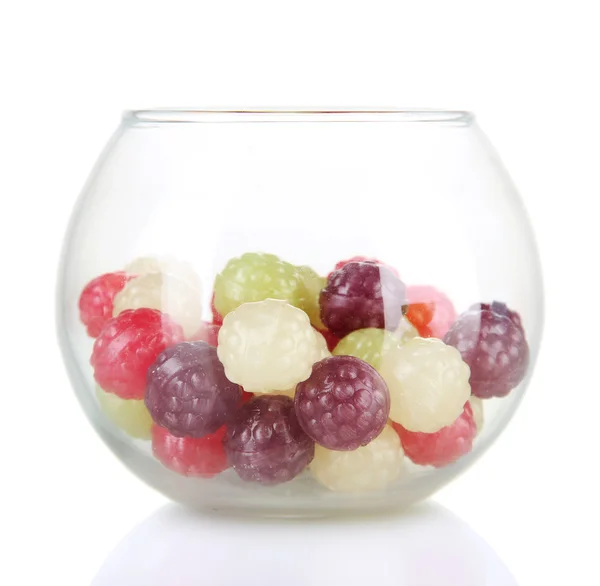 Caramelle multicolore in ciotola di vetro, isolate su bianco — Foto Stock