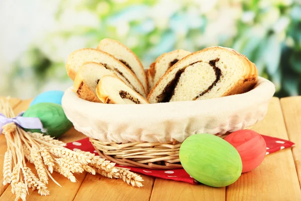 面包和罂粟种子在柳条篮子里，在明亮的背景上 — 图库照片