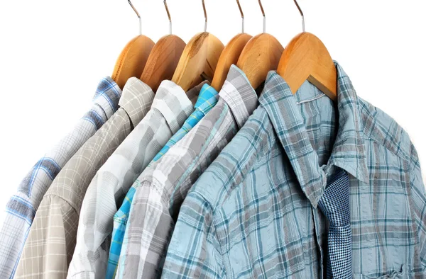 Camisas con corbatas en perchas de madera sobre fondo claro — Foto de Stock