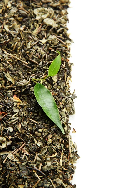 Сухий чай з зеленим листям, ізольований на білому — стокове фото