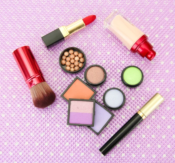 Cosmetici decorativi su sfondo viola — Foto Stock