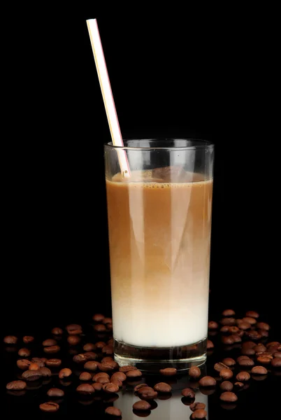 Café frío con hielo en vidrio aislado sobre negro — Foto de Stock