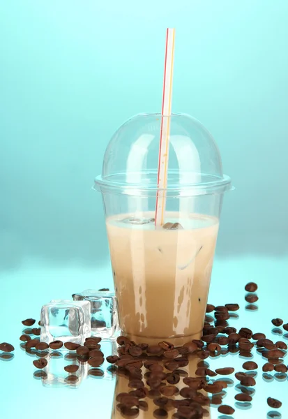 Холодна кава з льодом у склянці на синьому фоні — стокове фото