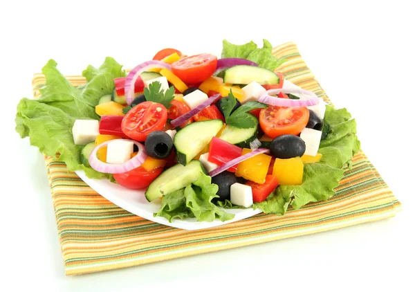 Смачний грецький салат ізольований на білому — стокове фото