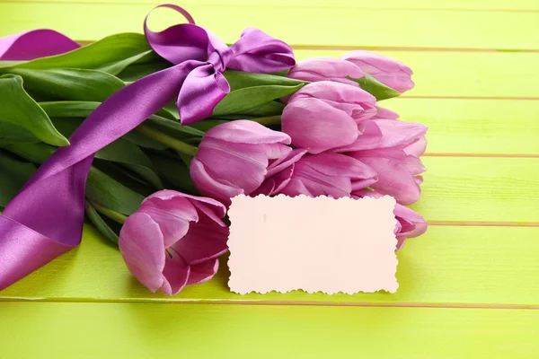 Mooi boeket van paarse tulpen op groene houten achtergrond — Stockfoto