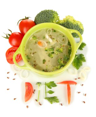 beyaz izole tavada sebze çorbası diyet