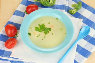 ahşap masa yakın çekim üzerinde tavada sebze çorbası diyet