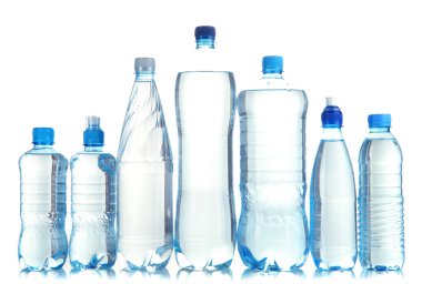 farklı su şişeleri üzerinde beyaz izole