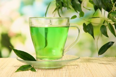 yeşil çay doğal zemin üzerine bambu hasır üzerinde şeffaf bardak