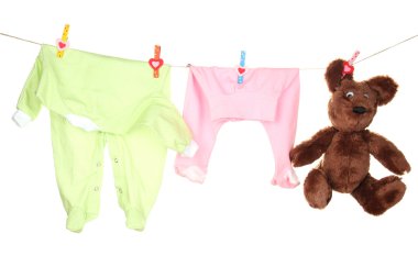 Bebek giysileri üzerinde beyaz izole clothesline üzerinde asılı