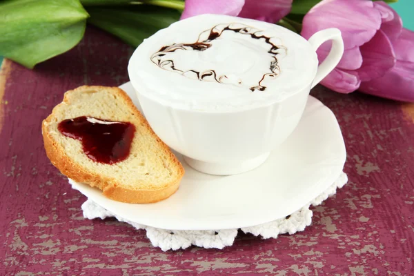咖啡，面包和郁金香的颜色背景上的组成 — 图库照片
