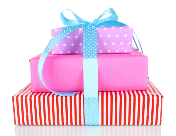Caja de regalo atada con una cinta aislada en blanco — Foto de Stock