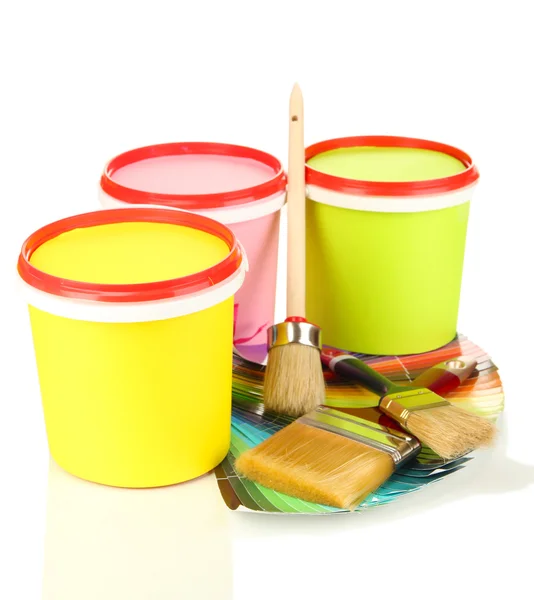 Conjunto para pintura: vasos de tinta, pincéis, paleta de cores isoladas em branco — Fotografia de Stock