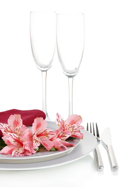 白で隔離される花とお祝いテーブルの設定 — ストック写真