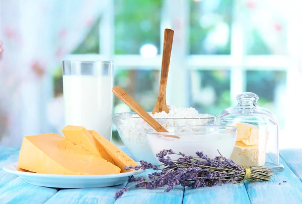 Glas Milch und Käse auf hellem Hintergrund — Stockfoto