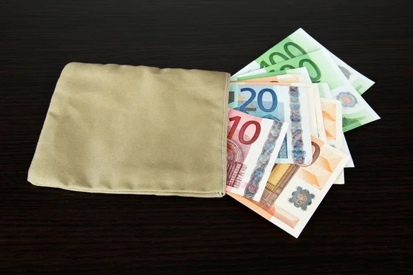 袋与木制背景上的不同欧元纸币钱 — 图库照片