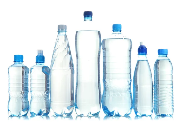 Diferentes botellas de agua aisladas en blanco — Foto de Stock