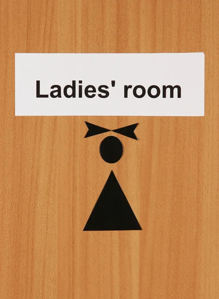 Туалет знак на деревянном фоне — стоковое фото
