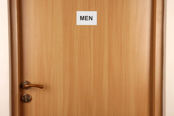 Туалетная табличка на деревянной двери — стоковое фото
