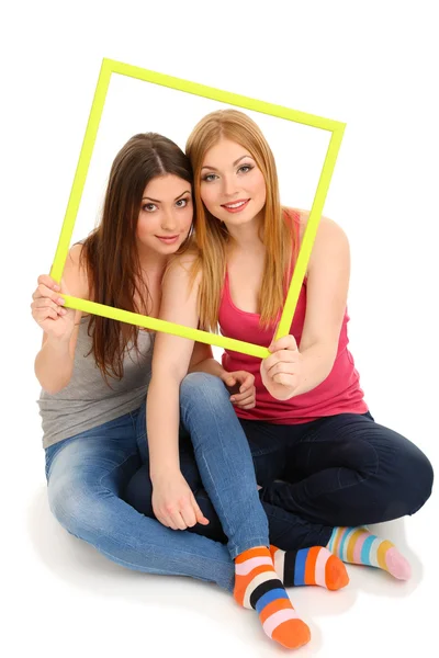 Duas amigas sorrindo isoladas no branco — Fotografia de Stock