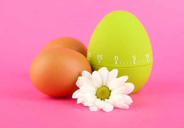 Groene ei timer en eieren, op een achtergrond met kleur — Stockfoto