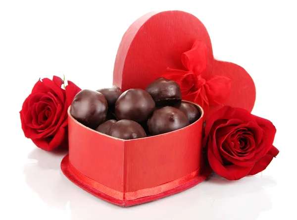Dulces de chocolate en caja de regalo, aislados en blanco — Foto de Stock
