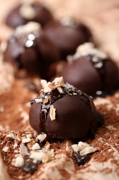 Schokoladenbonbons mit Nüssen, Nahaufnahme — Stockfoto