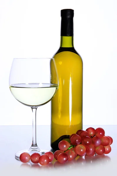 Copa de vino blanco y botella de vino aislado en blanco — Foto de Stock