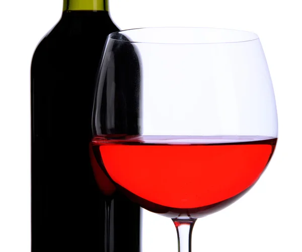 Rotweinglas und Flasche Wein isoliert auf weiß — Stockfoto