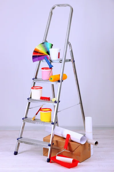 Металлическая лестница и краска в помещении — стоковое фото