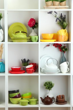 sofra ve deco ile güzel beyaz raflar