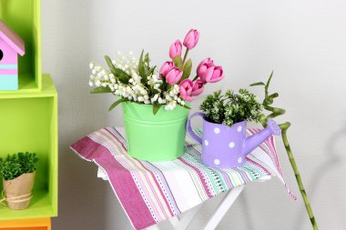 renkli raf ve dekoratif öğeler ve çiçekler ile tablo