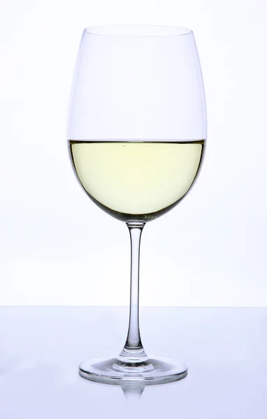 白葡萄酒杯上白色隔离 — 图库照片