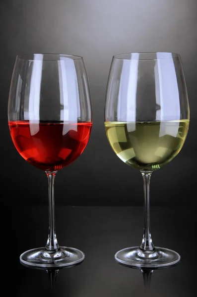 Red and white wine in glasses on grey background — Stock Photo, Image