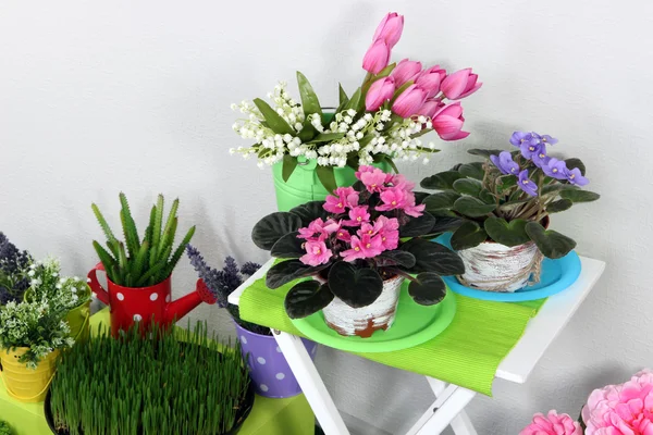 Färg låda och bord med dekorativa element och blommor — Stockfoto