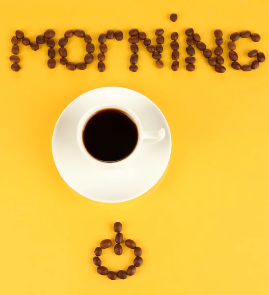 Kopje sterke koffie op gele achtergrond — Stockfoto