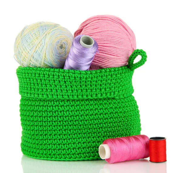 Красочная пряжа для вязания в зеленой корзине, изолированная на белом — стоковое фото