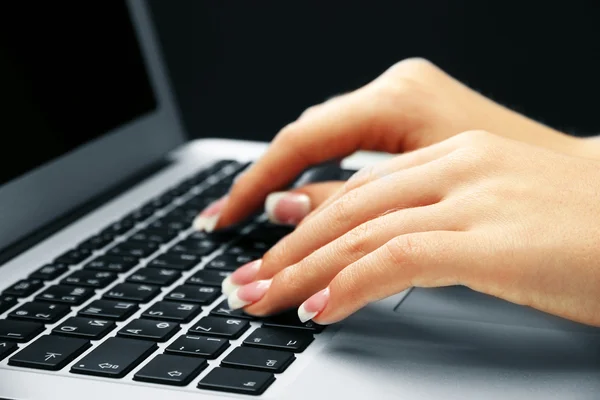 Female hands typing on laptot, close-up — Stock Photo, Image