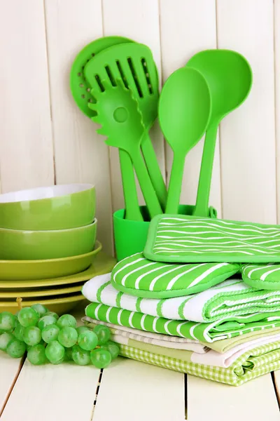 Ajustes de cocina: utensilios, agarraderas, toallas y más en la mesa de madera — Foto de Stock