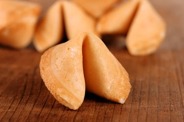 Gelukskoekjes op houten tafel — Stockfoto