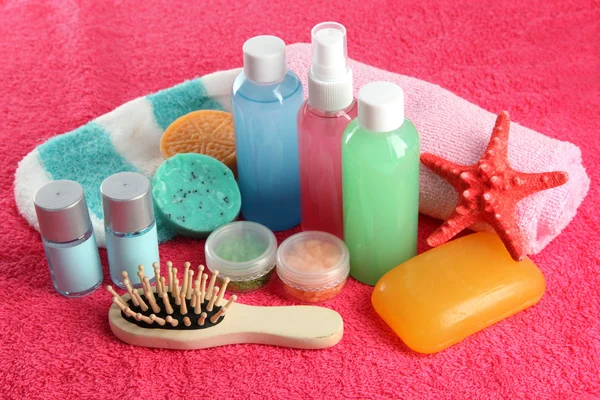 Hotel-Kosmetik-Set auf rosa Handtuch — Stockfoto