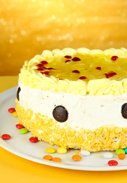 Gâteau savoureux sur fond jaune — Photo