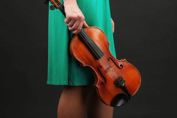 Menina com violino no fundo cinza — Fotografia de Stock