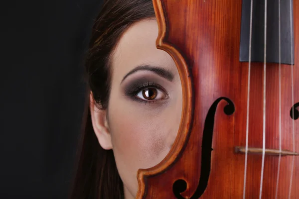 Bella ragazza con violino su sfondo grigio — Foto Stock