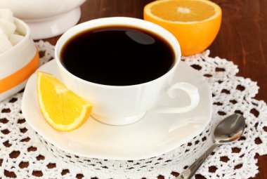 güzel beyaz yemek servisi ile portakal ahşap masa yakın çekim üzerinde