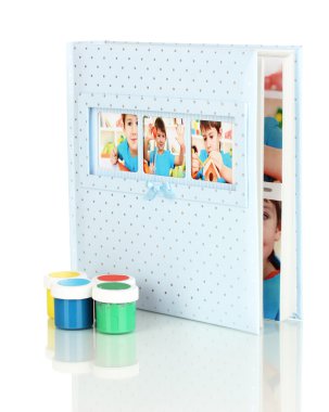 Bebek fotoğraf albümü üzerinde beyaz izole