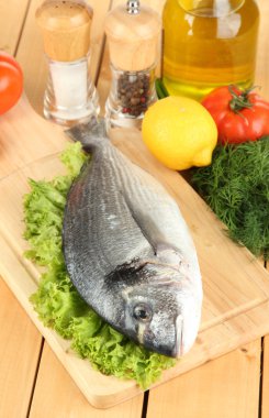 doğrama kurulu limon ve sebzeler üzerinde ahşap masa üzerinde taze dorado