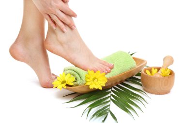 kadın ayakları üzerinde beyaz izole havlu - spa kavramı,