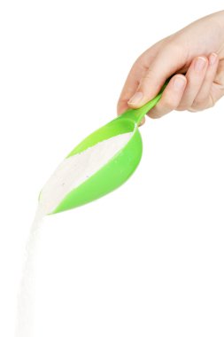 El çamaşır tozu ile fincan ölçme üzerinde beyaz izole